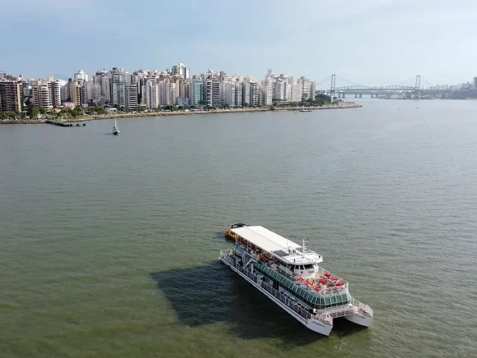 Catamarã leva turistas para a Ilha de Ratones Grandes em Florianópolis