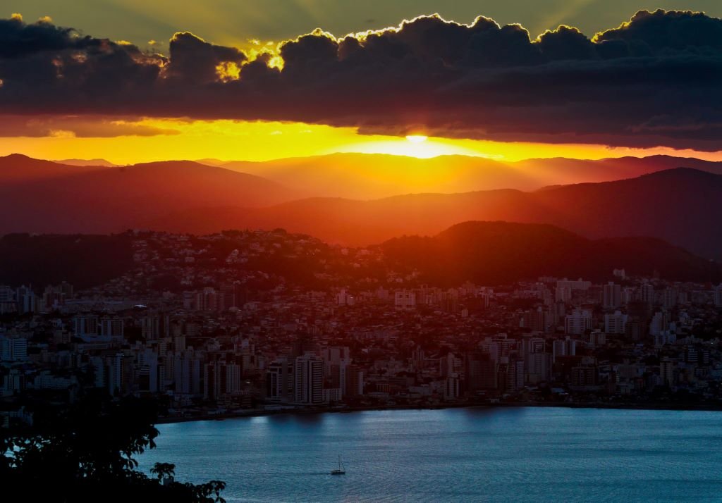 Último fim de semana de fevereiro terá sol e chegada de frente fria com risco de chuva volumosa em algumas regiões