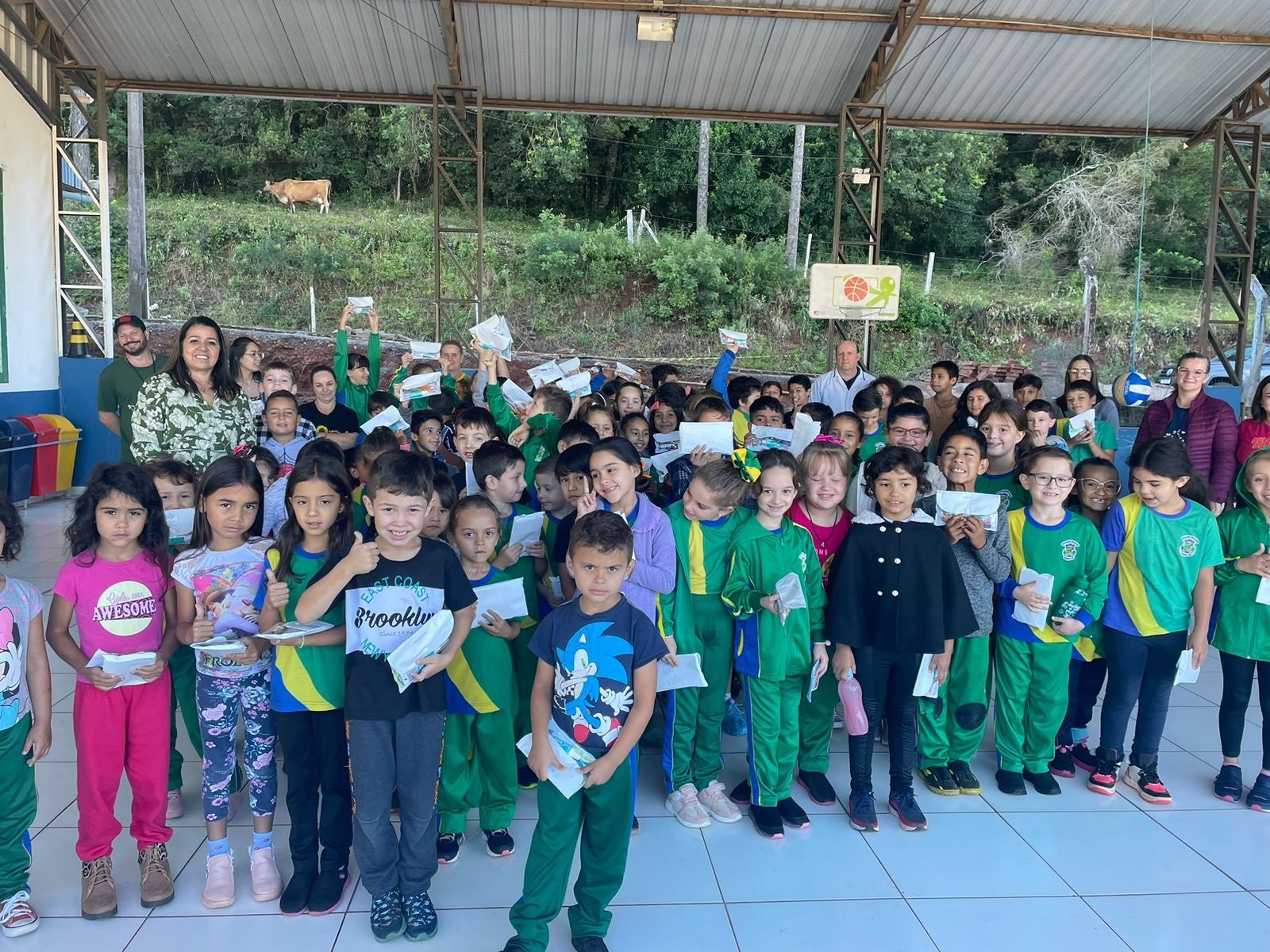 Alunos de Vargem são ensinados sobre escovação correta dos dentes