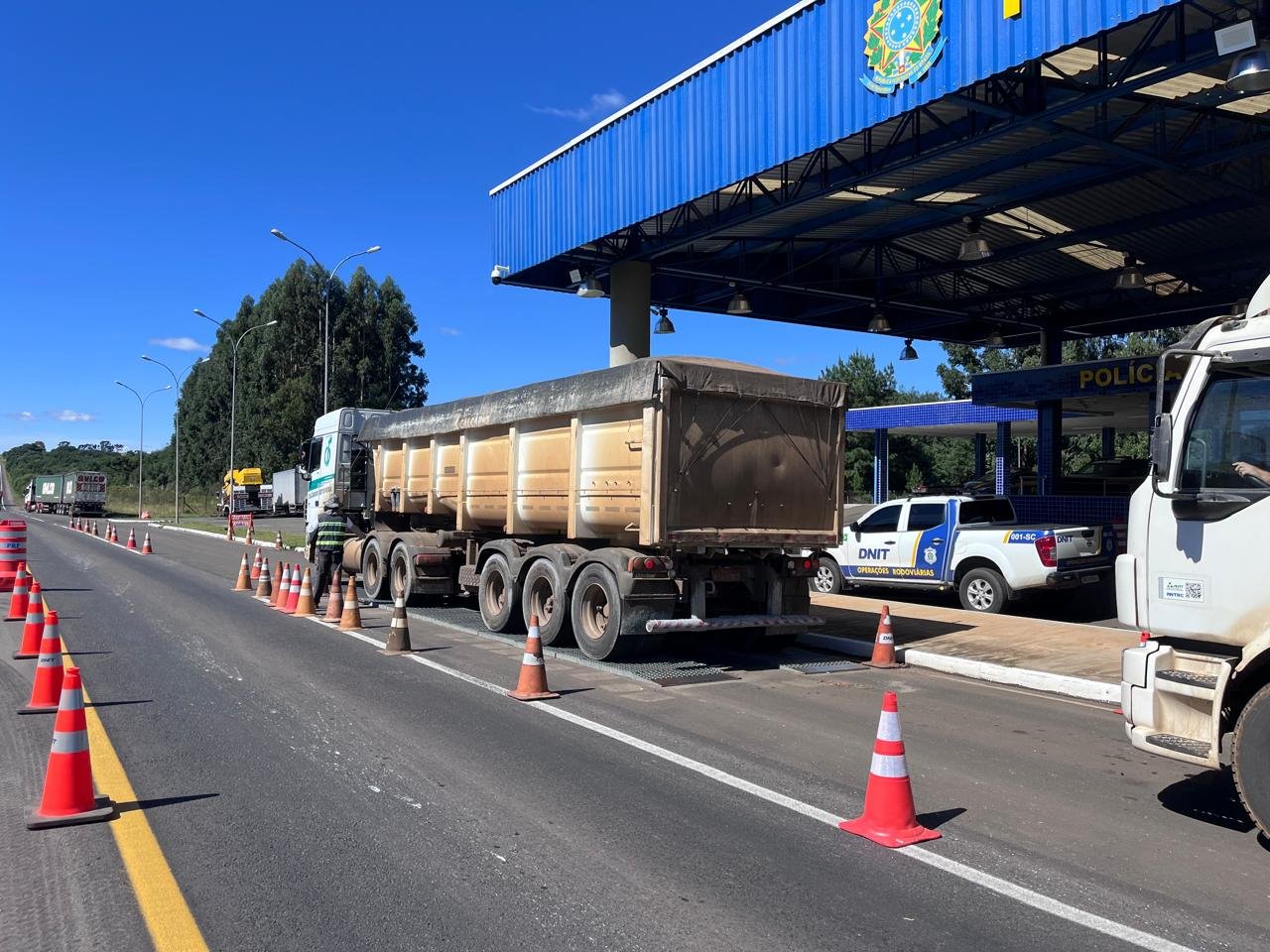 DNIT realiza fiscalização de veículos de carga na BR-282/SC