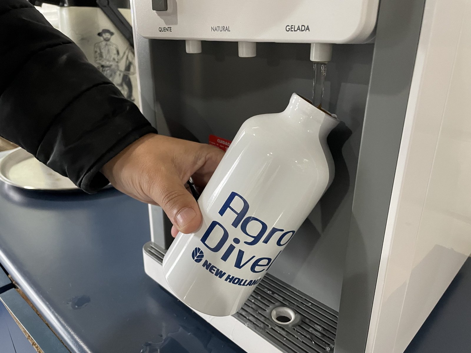 Agro Divel distribui garrafas duráveis para substituir copos