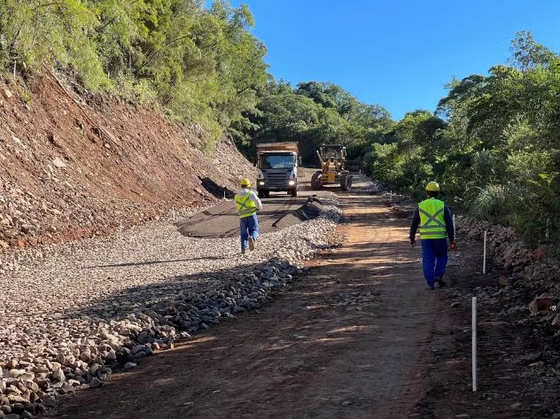 Rodovia que liga SC e RS é aberta para escoar produtos e ajudar pessoas isoladas na Serra Gaúcha