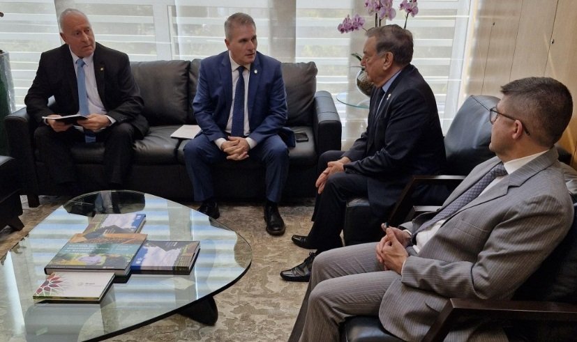 Em Brasília, Gutz entrega relatório das audiências sobre tráfego de máquinas agrícolas em rodovias