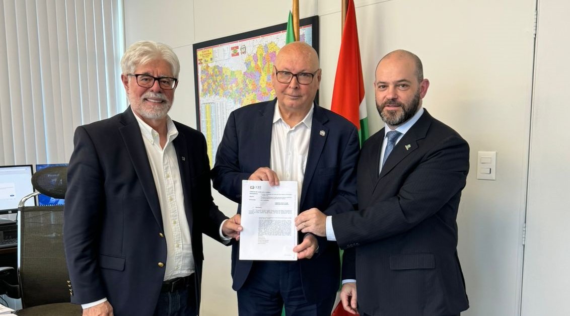 Unoesc entrega ao secretário de Estado o parecer que aprova pedido de migração para o Sistema Estadual de Educação
