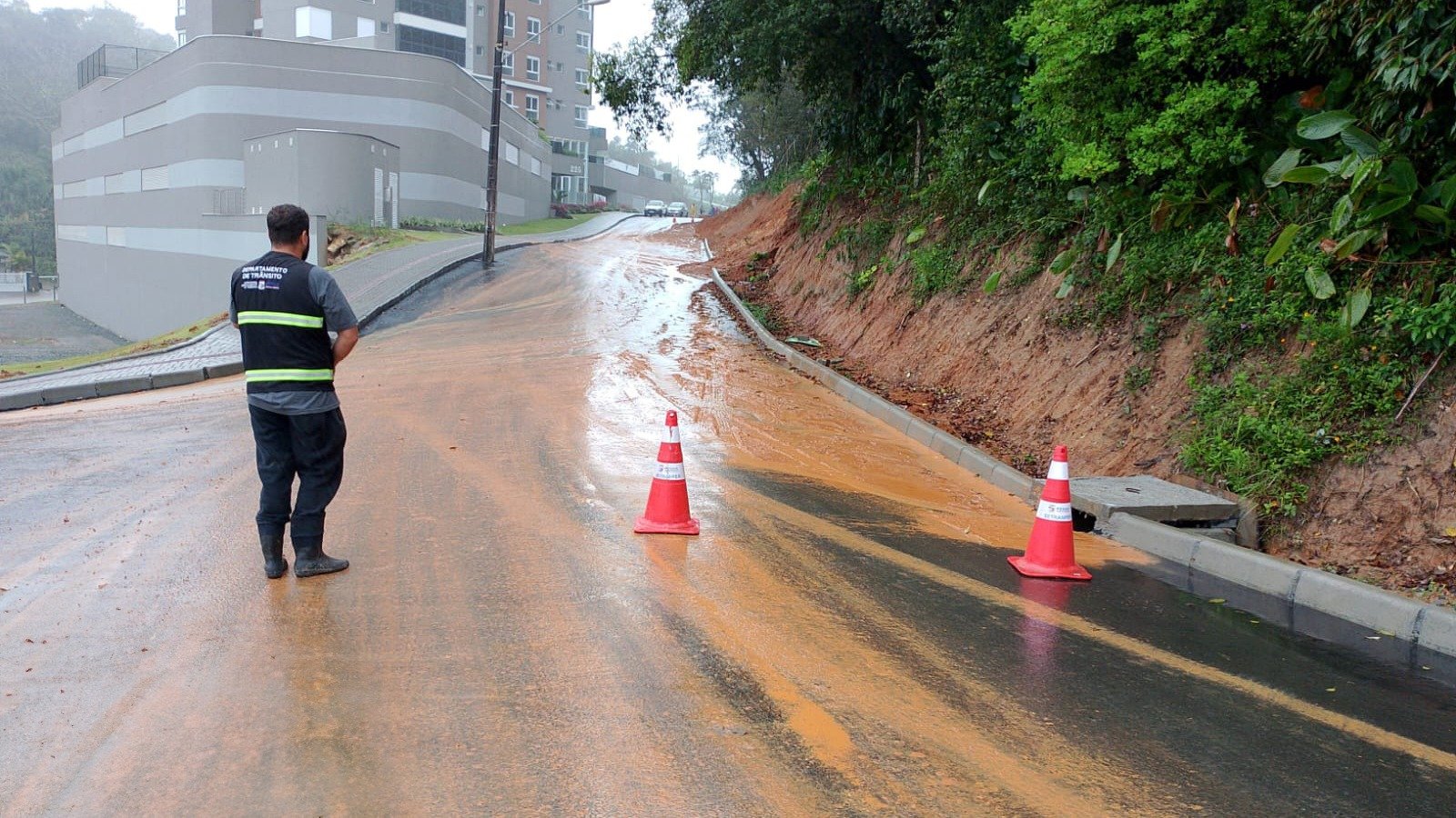 Chuvas intensas provocam alagamentos e deslizamentos em municípios de Santa Catarina