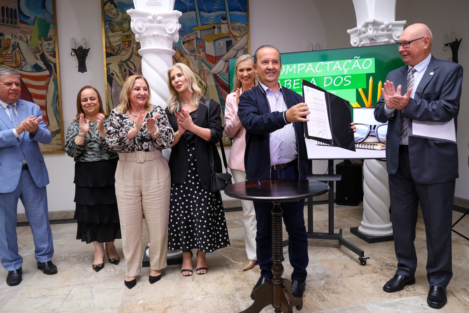 Sancionado projeto para descompactar tabela e valorizar professores da rede estadual