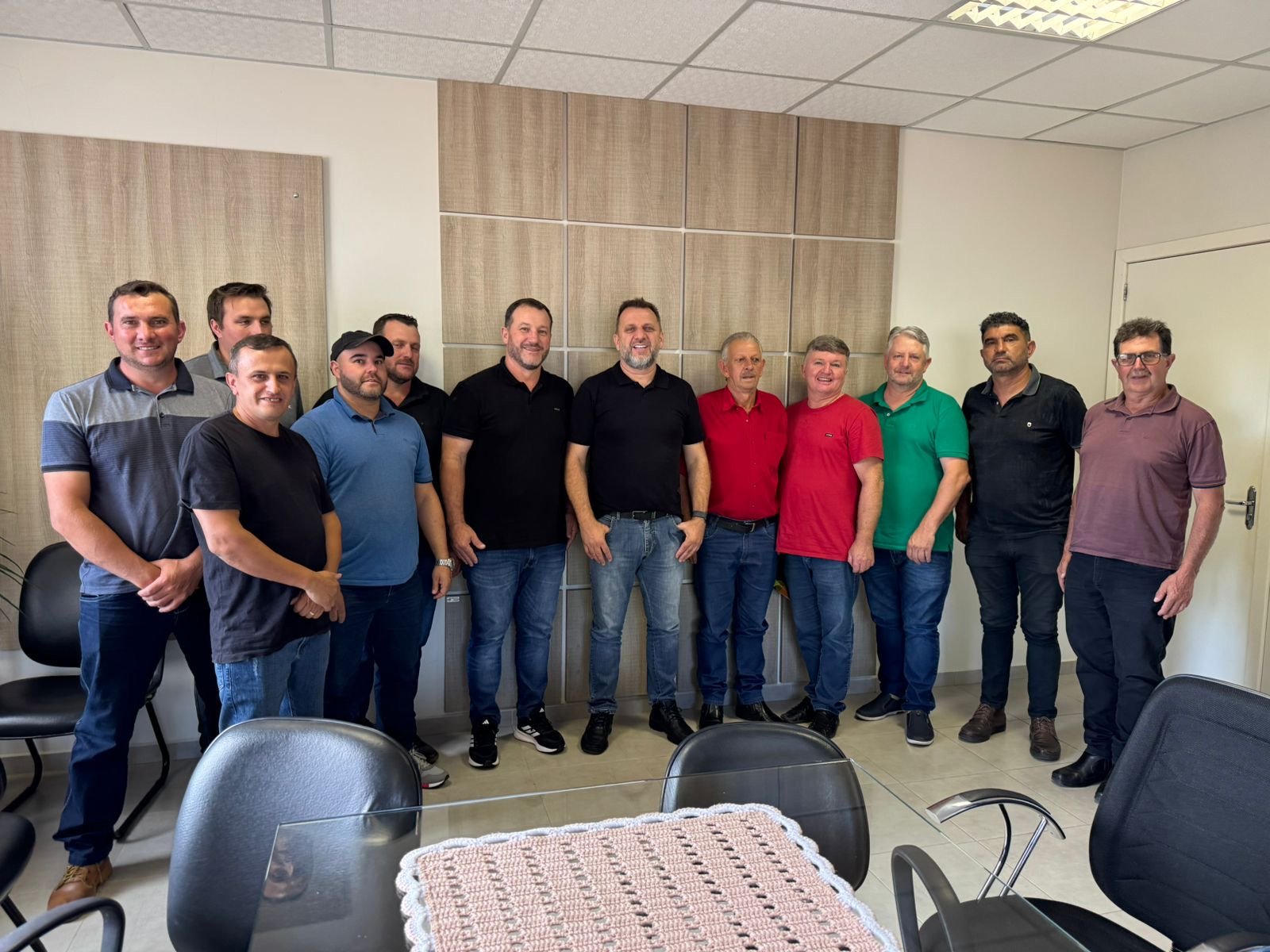 Executivo municipal recebe comitiva do deputado Jerry Comper e prefeito de Abdon Batista para tratar de infraestrutura e malha rodoviária