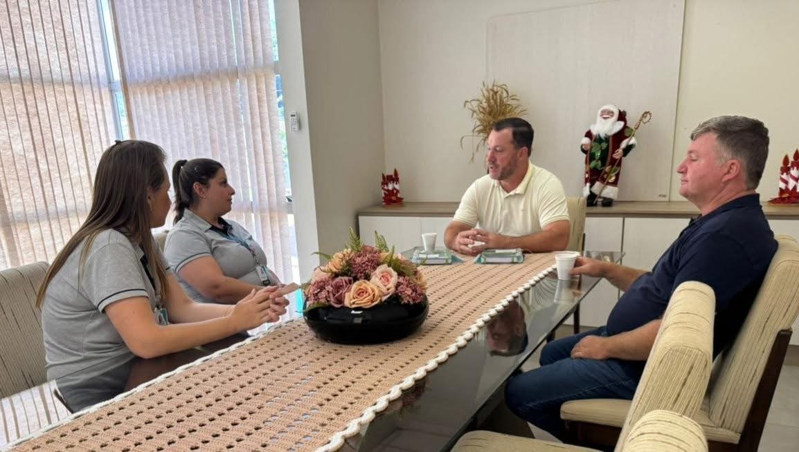 Executivo de Vargem discute incentivo a servidores