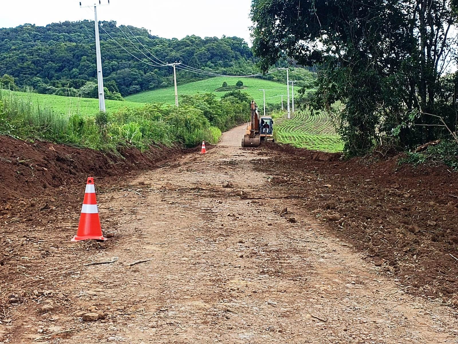 Administração inicia terraplanagem para pavimentação na estrada no Caxambú