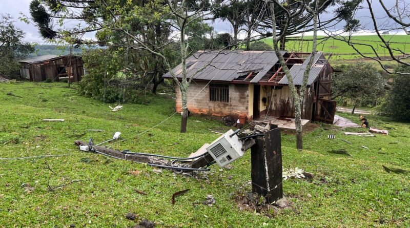 Temporal causa danos em São Simão, e Prefeitura de Campos Novos presta apoio às famílias atingidas