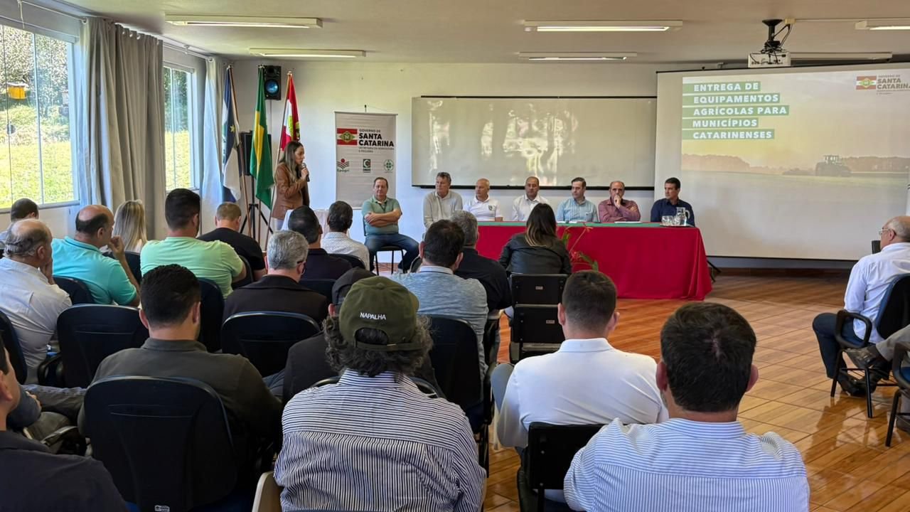 Secretaria de Agricultura entrega equipamentos agrícolas em Campos Novos