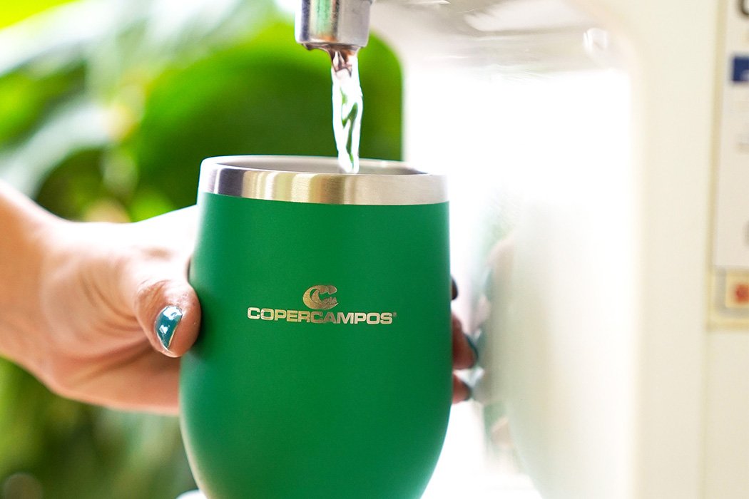 Copercampos reduz em mais de 80% o uso de copos descartáveis com campanha “Adote Este Copo”
