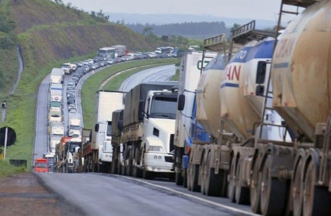Caminhoneiros ameaçam entrar em greve contra a alta do diesel