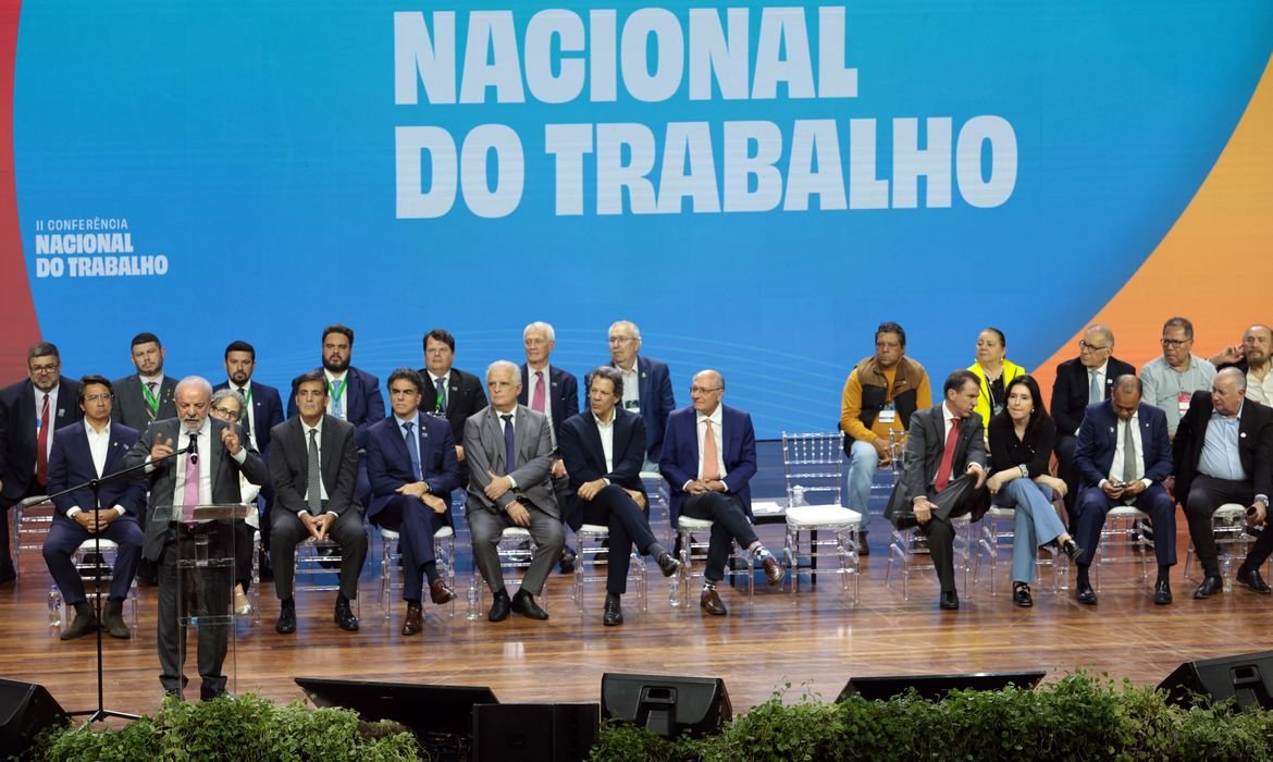 Fim da escala 6×1: Lula propõe negociação entre patrões, empregados e governo