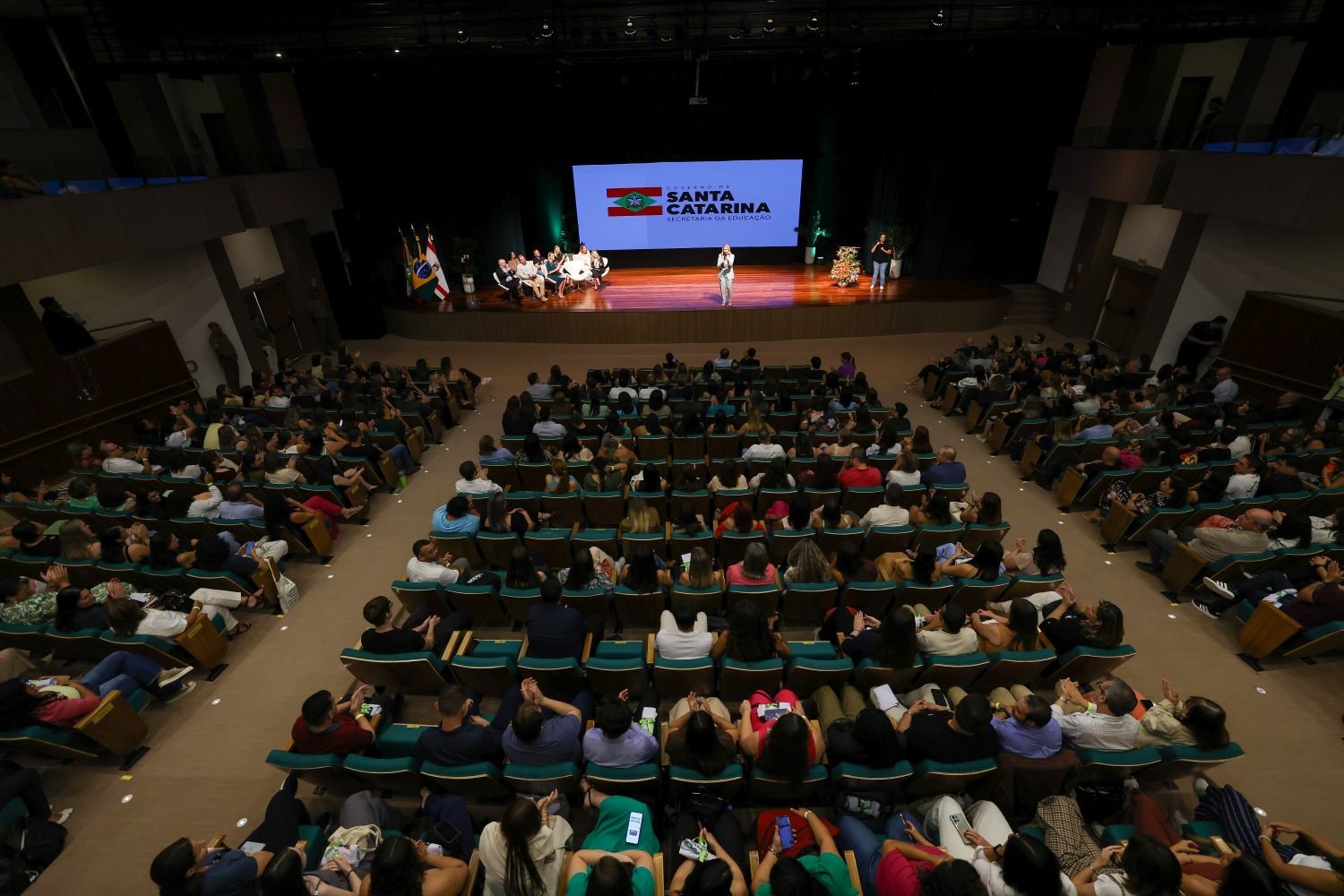 Governo de SC empossa novos servidores da Educação