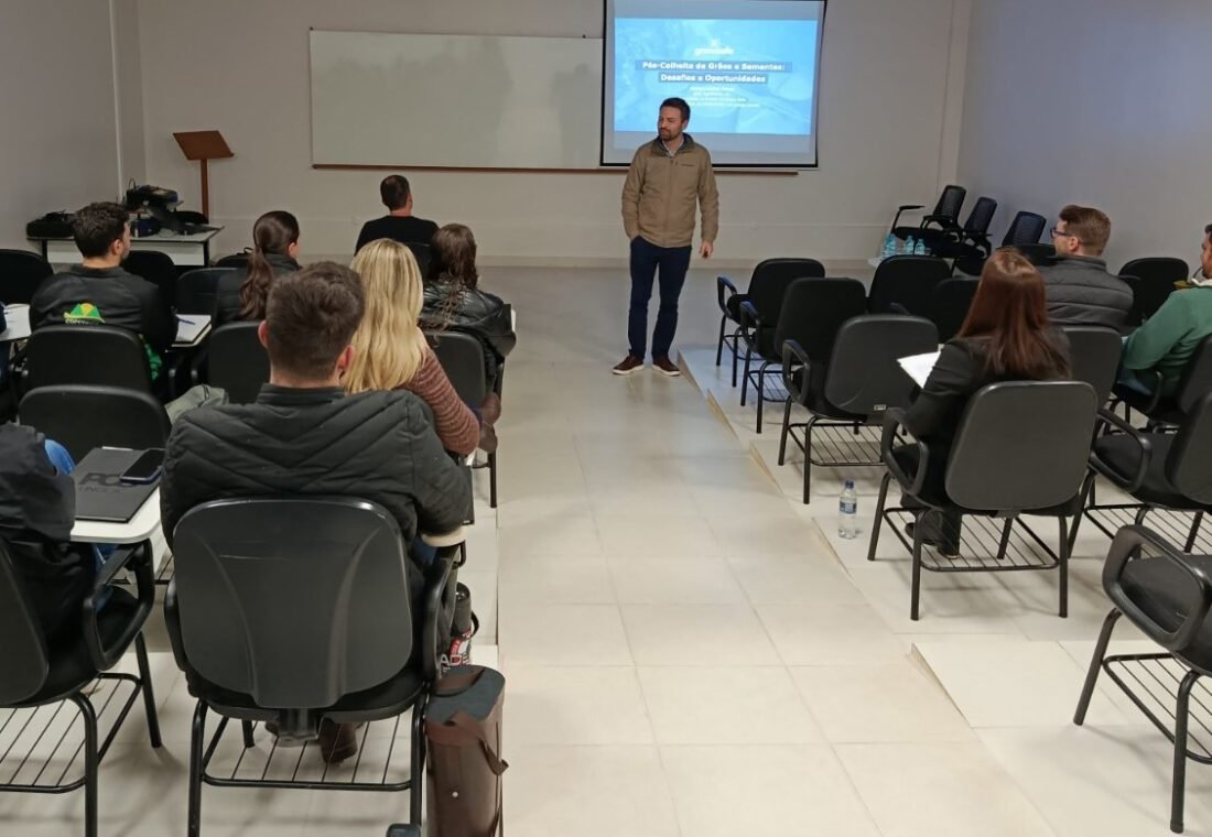 A aula inaugural, realizada no dia 14, contou com a presença do coordenador do curso de Agronomia, professor Márcio Zílio, que fez a acolhida dos estudantes e reforçou a importância da formação continuada.