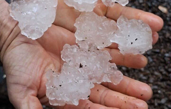 Chuva intensa com granizo causa danos em 23 municípios de Santa Catarina e cinco decretam situação de emergência