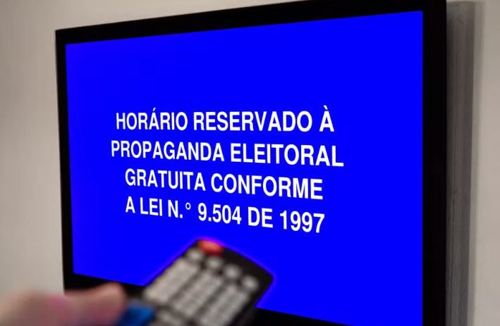 O horário eleitoral gratuito começa nesta sexta-feira (28) no rádio e na TV. A propaganda será exibida por 35 dias, até 1º de outubro, três dias antes do primeiro turno das eleições gerais de 2026.