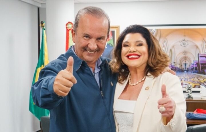 Governador Jorginho Mello transmite o cargo à vice-governadora Marilisa Boehm durante o período eleitoral