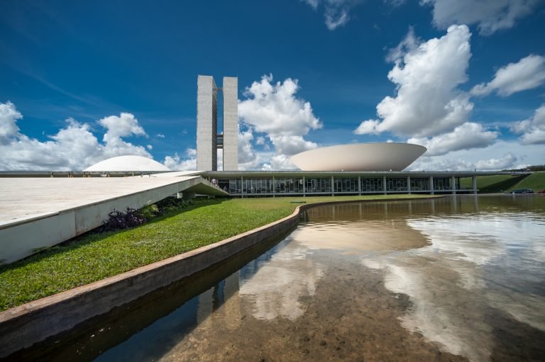A participação das mulheres passou de 35% (2022) para 37% (2026). Também aumentou a proporção de candidatos com nível superior, de 68% (2022) para 71% (2026).