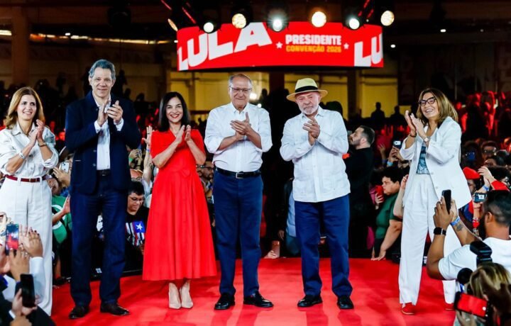PT oficializa Lula como candidato à Presidência