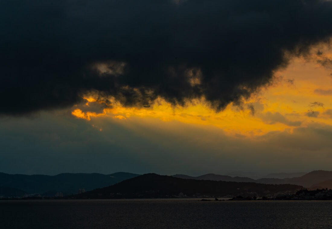 Segundo a instituição, um ciclone extratropical distante da costa, posicionado ao sul da Argentina, mantém o mar agitado entre o Litoral Sul e a Grande Florianópolis pelo menos até a manhã de quinta-feira (27).