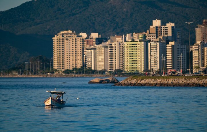 Semana começa com calor e atenção às mudanças no tempo em Santa Catarina