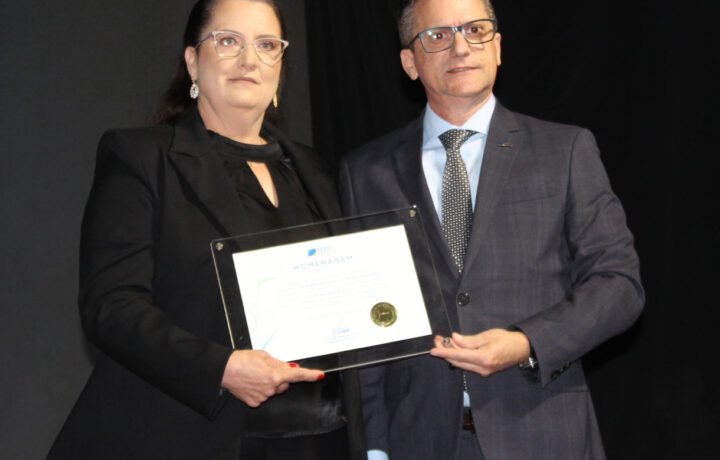 FCDL entrega homenagem de 50 anos à CDL de Campos Novos