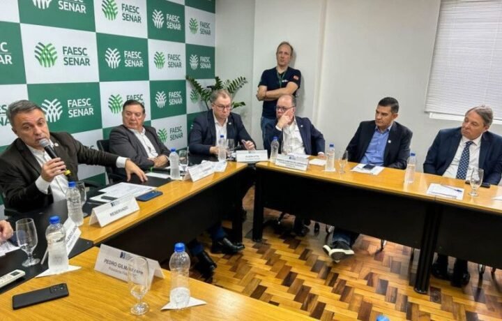 SC apresenta pacote de obras e discute crise no agro