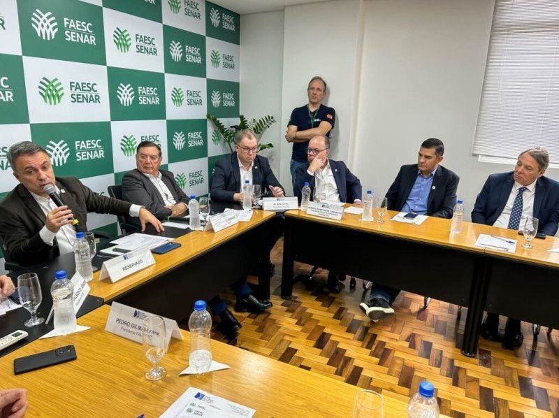A reunião ocorreu na FAESC com participação de representantes da Fetrancesc e de outras entidades que integram o conselho empresarial. O encontro serviu para atualizar o setor produtivo sobre projetos em andamento e abrir espaço para debates sobre prioridades de infraestrutura em Santa Catarina.