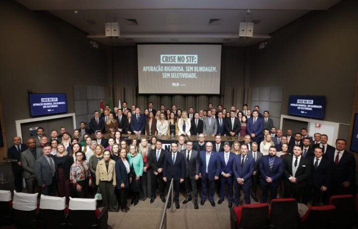 OAB/SC faz ato em todo o Estado e junto com entidades lança manifesto sobre a crise do STF