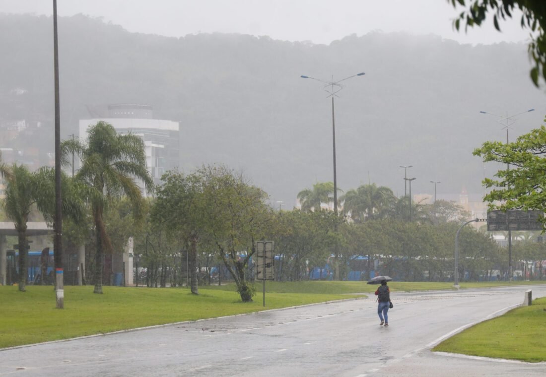 Sob influência do El Niño, agosto terminou com volumes de chuva acima do esperado para o período, superando a média histórica entre 160 mm e 200 mm na Grande Florianópolis.