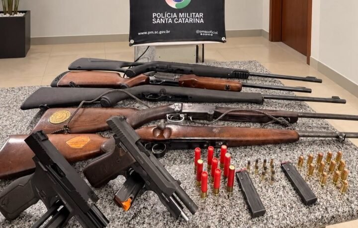 Homem é preso após apontar arma contra policial militar; sete armas são apreendidas
