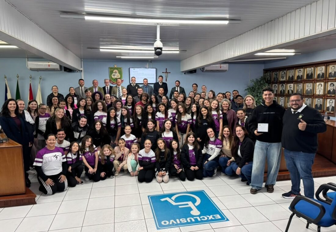Homenagem reconheceu as conquistas do grupo em festivais de dança e a classificação para representar o município nos parques da Disney, em Orlando, em 2027.