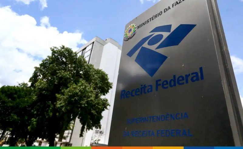 A imunidade tributária recíproca, prevista na Constituição Federal, impede que União, Estados, Distrito Federal e Municípios instituam impostos sobre o patrimônio, a renda ou os serviços uns dos outros, observadas as condições e os limites constitucionais.