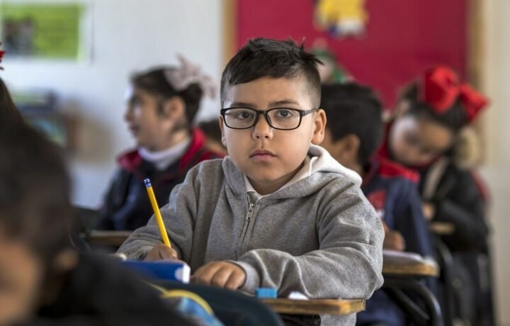 Sinais de problema de visão em crianças podem aparecer na escola